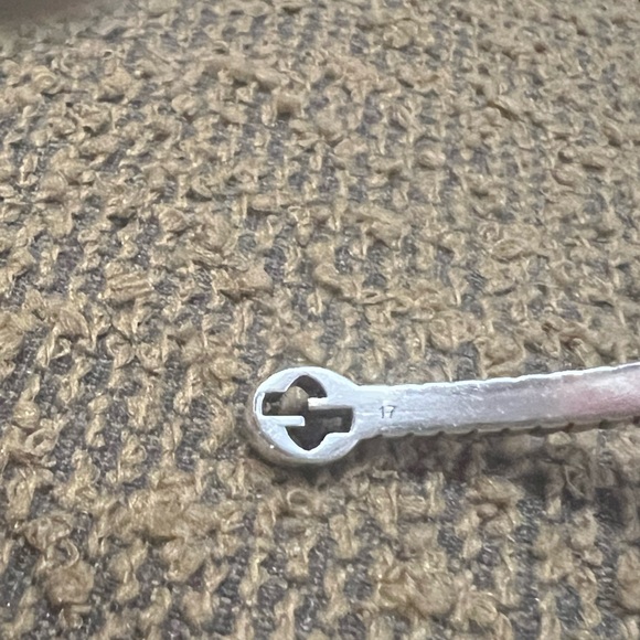 Gucci Thin Interlocking G Station Cuff - Picture 10 of 16